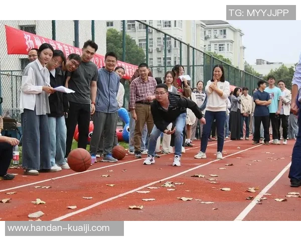 牵绳足球：探索新兴运动形式带来的乐趣与团队合作精神