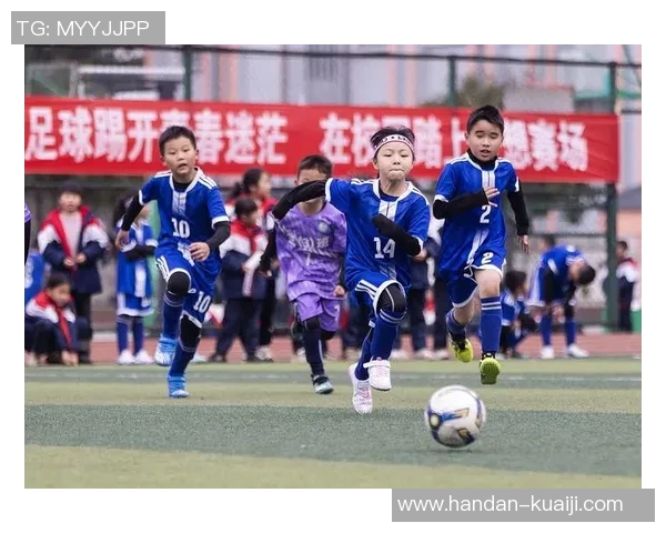 足球小骑士勇闯绿茵场携手小伙伴追逐梦想的精彩旅程